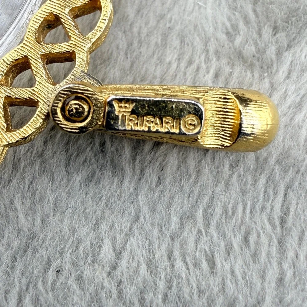 Vintage Trifari Pendant Gold Tone Glass Zodiac Aries Ram Signed Round